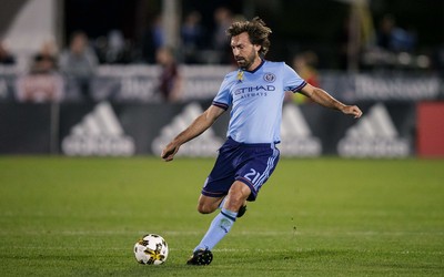 8博独家-C罗助攻队友推射空门得分锁定胜局并拥抱庆祝